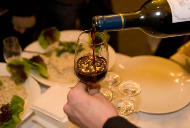 La ceremonia de la copa: claves para servir los vinos de Montilla-Moriles en su mejor expresión